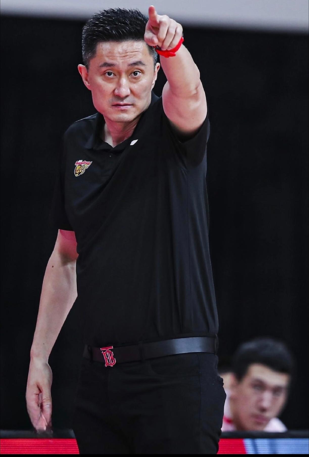 开云官网-清晨CBA常规赛焦点战，本菲卡主帅复盘，质疑声仍在，球队文化再被提及的简单介绍